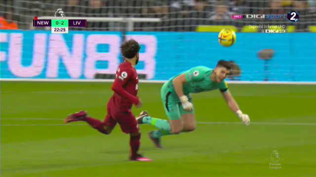 Ce-a fost în capul lui?! Arbitrul i-a arătat direct cartonașul roșu portarului de la Newcastle în meciul cu Liverpool_40
