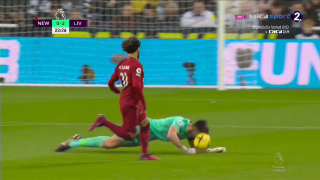 Ce-a fost în capul lui?! Arbitrul i-a arătat direct cartonașul roșu portarului de la Newcastle în meciul cu Liverpool_42