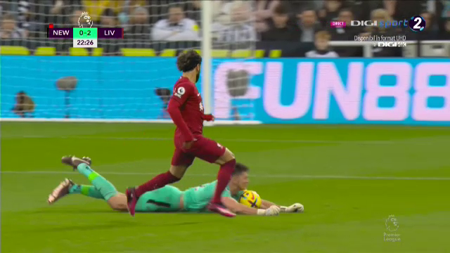 Ce-a fost în capul lui?! Arbitrul i-a arătat direct cartonașul roșu portarului de la Newcastle în meciul cu Liverpool_43