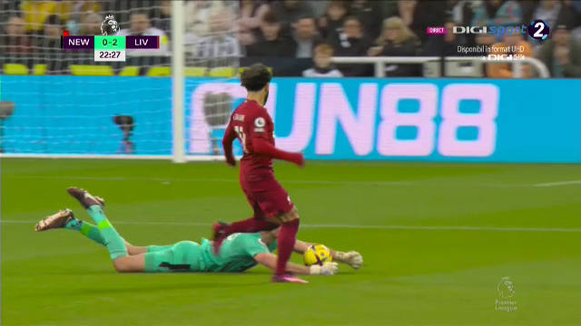 Ce-a fost în capul lui?! Arbitrul i-a arătat direct cartonașul roșu portarului de la Newcastle în meciul cu Liverpool_44