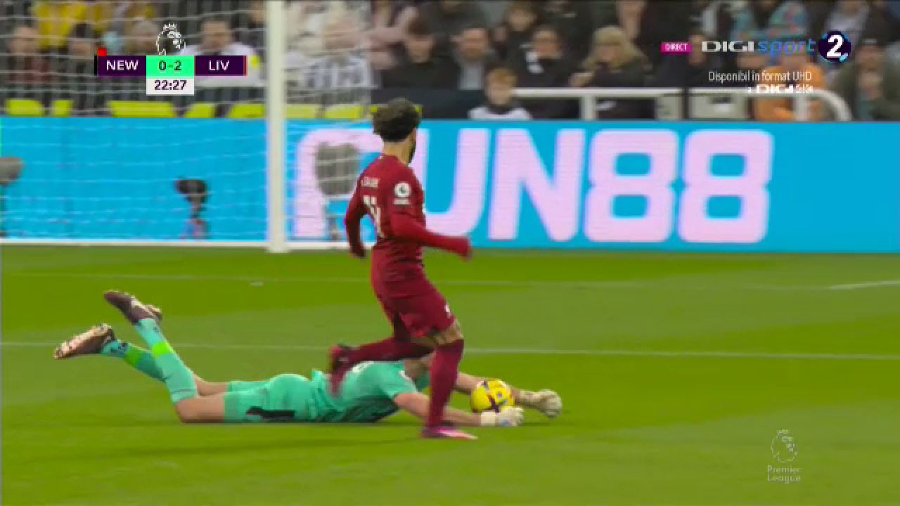Ce-a fost în capul lui?! Arbitrul i-a arătat direct cartonașul roșu portarului de la Newcastle în meciul cu Liverpool_44