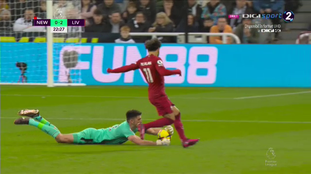 Ce-a fost în capul lui?! Arbitrul i-a arătat direct cartonașul roșu portarului de la Newcastle în meciul cu Liverpool_45