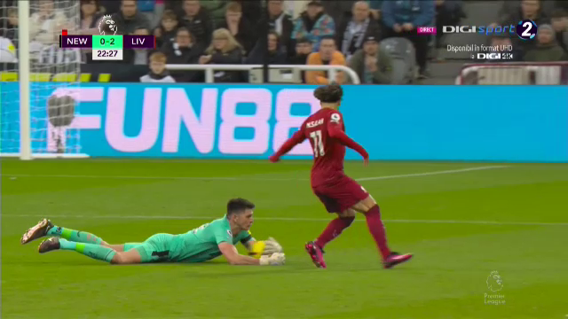 Ce-a fost în capul lui?! Arbitrul i-a arătat direct cartonașul roșu portarului de la Newcastle în meciul cu Liverpool_46