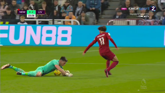 Ce-a fost în capul lui?! Arbitrul i-a arătat direct cartonașul roșu portarului de la Newcastle în meciul cu Liverpool_47