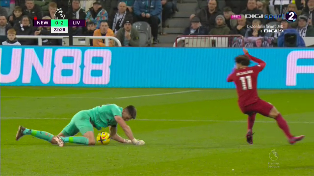 Ce-a fost în capul lui?! Arbitrul i-a arătat direct cartonașul roșu portarului de la Newcastle în meciul cu Liverpool_48