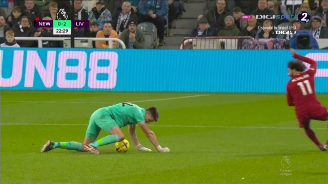 Ce-a fost în capul lui?! Arbitrul i-a arătat direct cartonașul roșu portarului de la Newcastle în meciul cu Liverpool_49