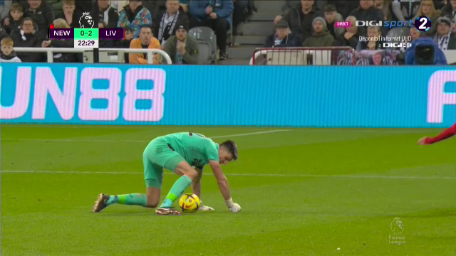 Ce-a fost în capul lui?! Arbitrul i-a arătat direct cartonașul roșu portarului de la Newcastle în meciul cu Liverpool_50