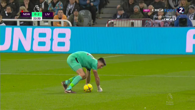 Ce-a fost în capul lui?! Arbitrul i-a arătat direct cartonașul roșu portarului de la Newcastle în meciul cu Liverpool_51