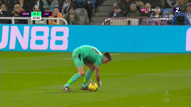 Ce-a fost în capul lui?! Arbitrul i-a arătat direct cartonașul roșu portarului de la Newcastle în meciul cu Liverpool_52