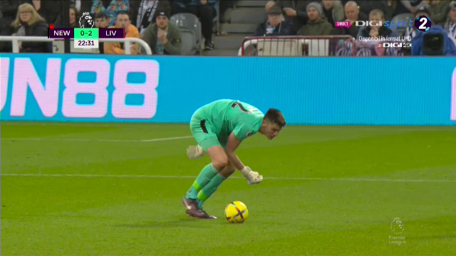 Ce-a fost în capul lui?! Arbitrul i-a arătat direct cartonașul roșu portarului de la Newcastle în meciul cu Liverpool_53