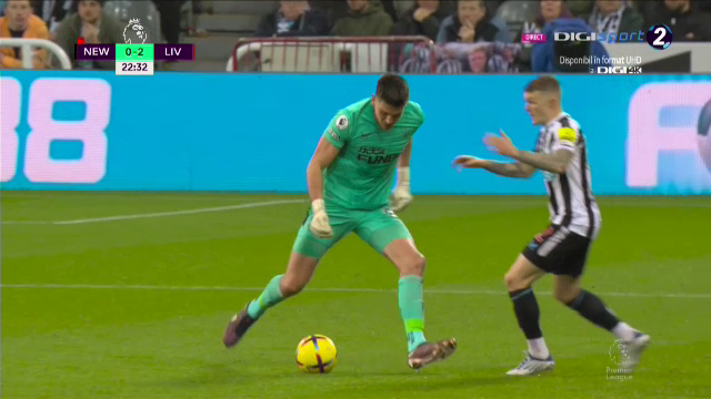 Ce-a fost în capul lui?! Arbitrul i-a arătat direct cartonașul roșu portarului de la Newcastle în meciul cu Liverpool_54