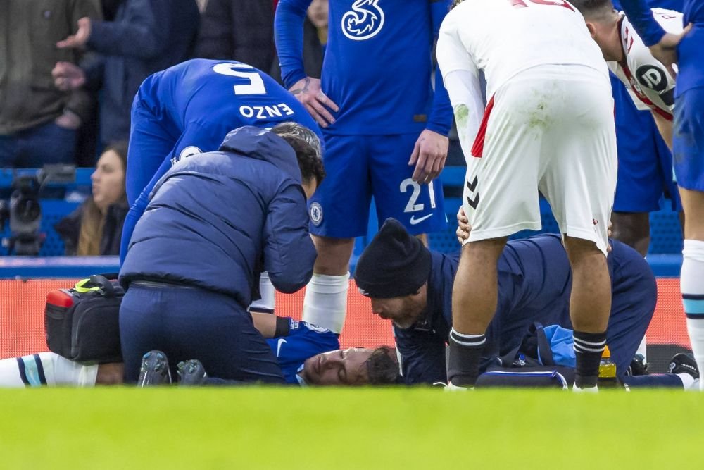 Chelsea, învinsă pe teren propriu de ultima clasată! Căpitanul londonezilor, scos pe targă după o intrare horror! Care e starea sa _9