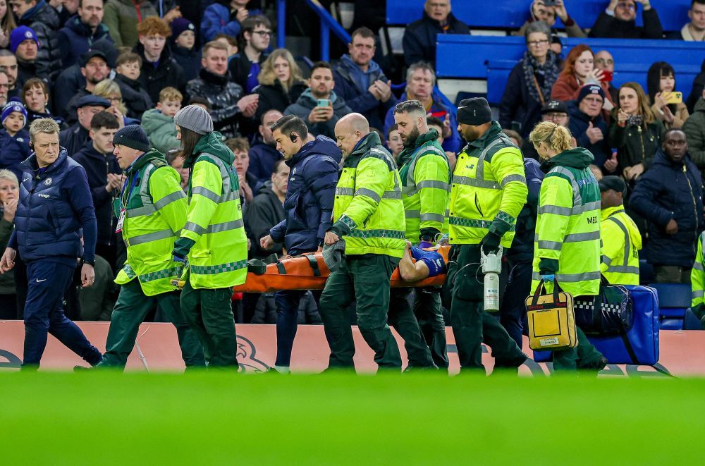 Chelsea, învinsă pe teren propriu de ultima clasată! Căpitanul londonezilor, scos pe targă după o intrare horror! Care e starea sa _10