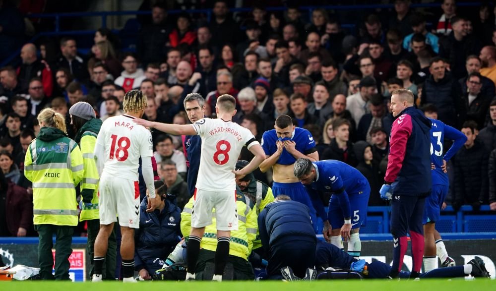 Chelsea, învinsă pe teren propriu de ultima clasată! Căpitanul londonezilor, scos pe targă după o intrare horror! Care e starea sa _11