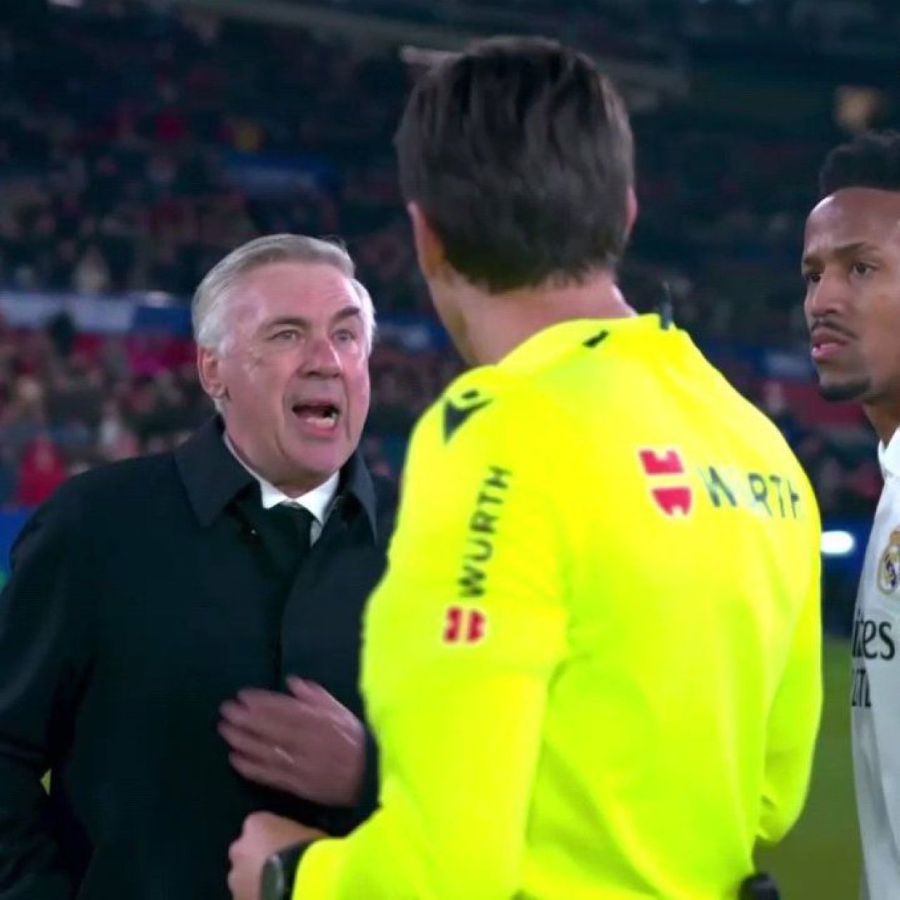Carlo Ancelotti s-a dezlănțuit în pauza meciului cu Osasuna! S-a dus țintă la arbitru și a început să țipe la el _1