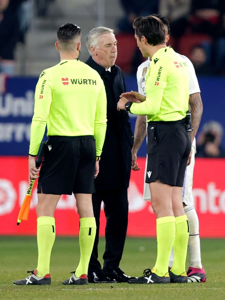 Carlo Ancelotti s-a dezlănțuit în pauza meciului cu Osasuna! S-a dus țintă la arbitru și a început să țipe la el _3