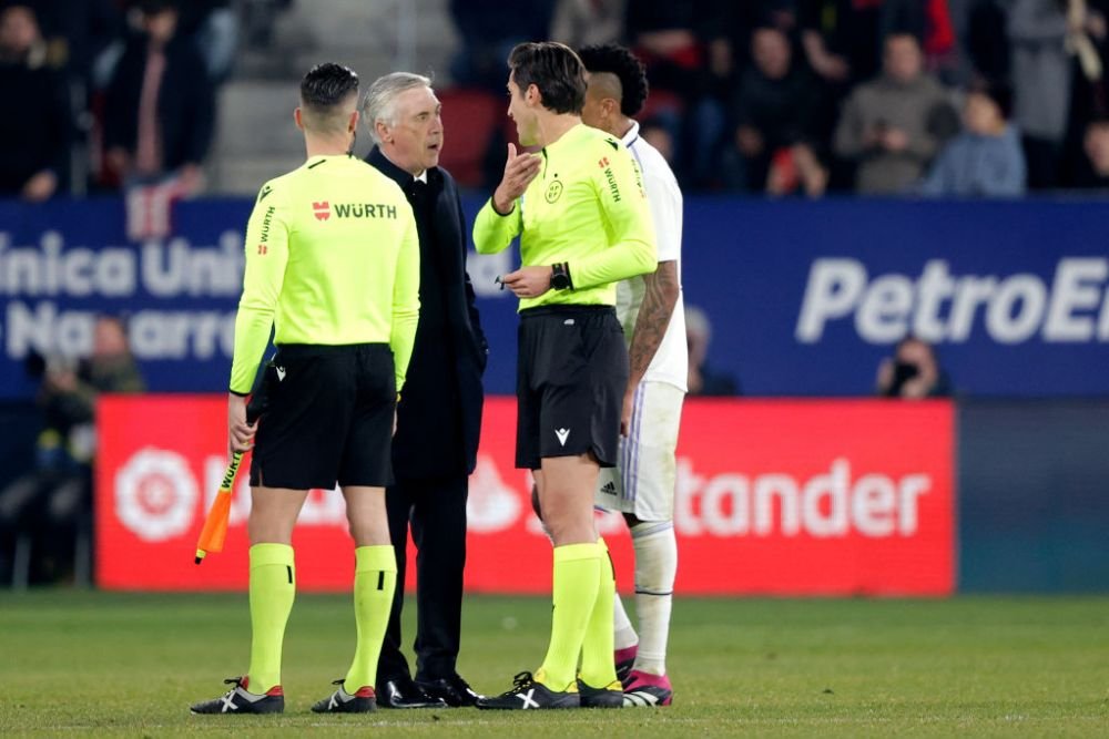 Carlo Ancelotti s-a dezlănțuit în pauza meciului cu Osasuna! S-a dus țintă la arbitru și a început să țipe la el _4