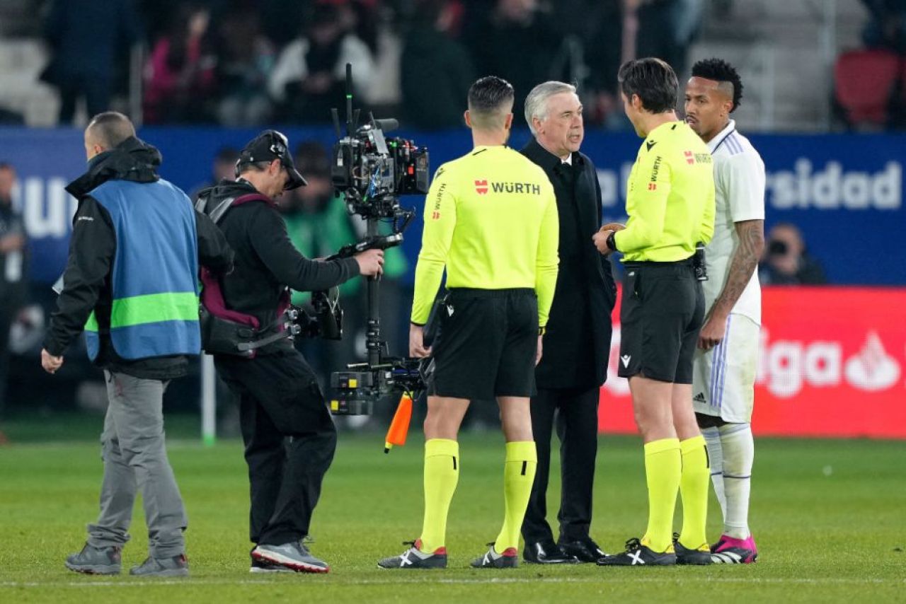 Carlo Ancelotti s-a dezlănțuit în pauza meciului cu Osasuna! S-a dus țintă la arbitru și a început să țipe la el _5