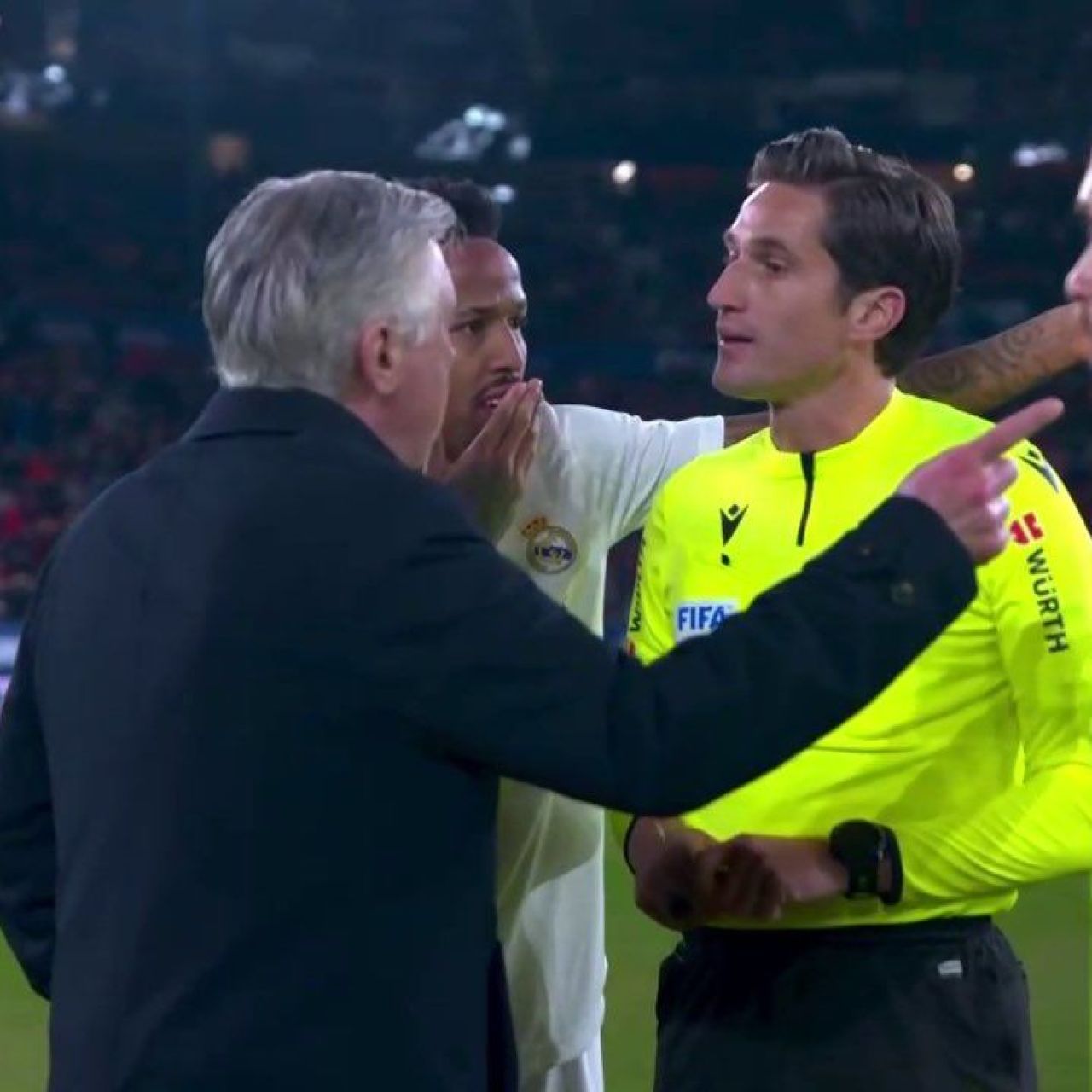 Carlo Ancelotti s-a dezlănțuit în pauza meciului cu Osasuna! S-a dus țintă la arbitru și a început să țipe la el _7