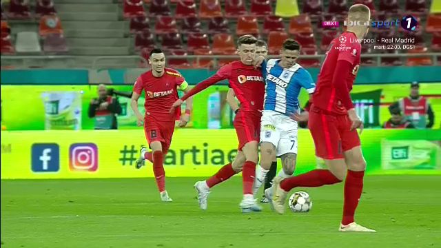 Tavi Popescu, iertat de un cartonaș roșu? A comis două faulturi în aceeași fază. Ce semn i-a făcut arbitrul_5
