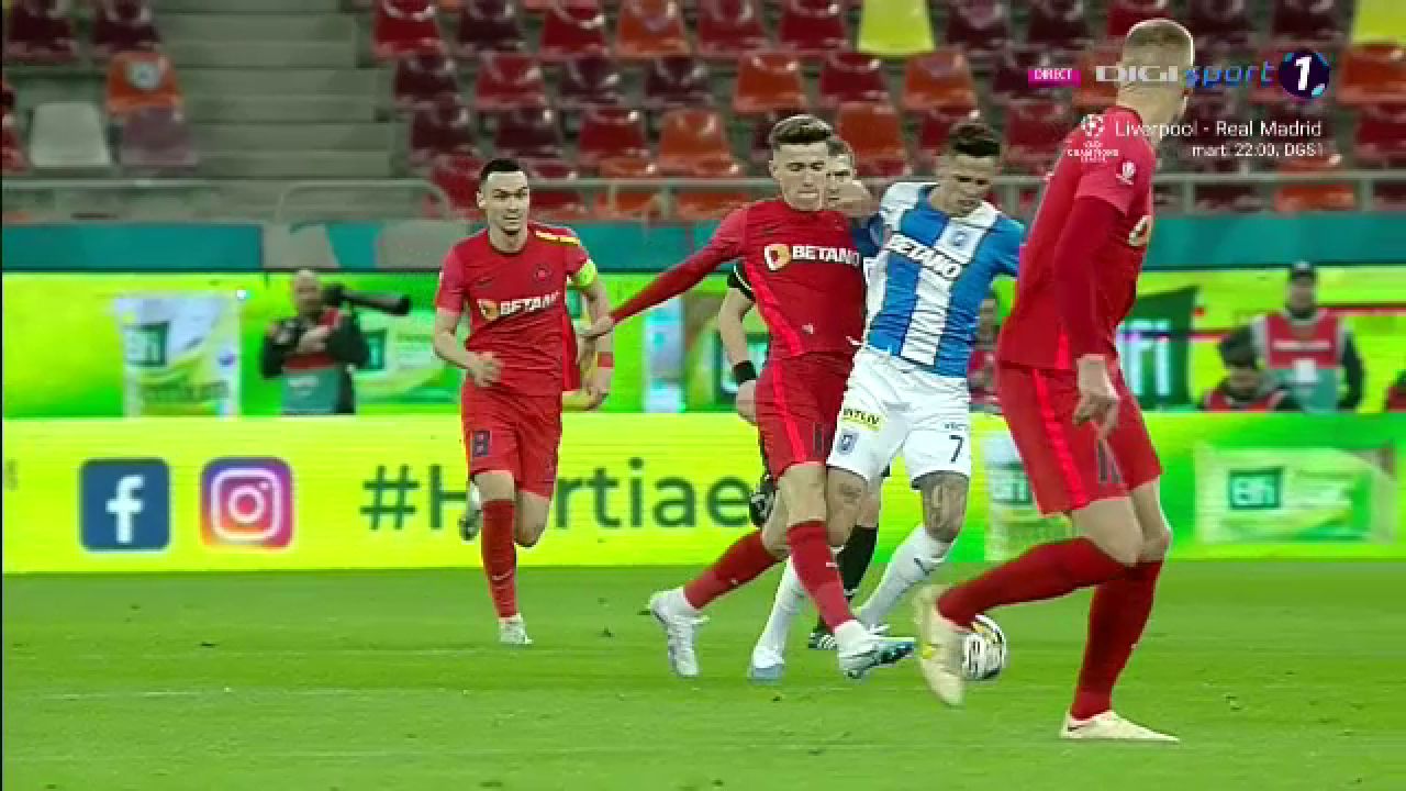 Tavi Popescu, iertat de un cartonaș roșu? A comis două faulturi în aceeași fază. Ce semn i-a făcut arbitrul_6
