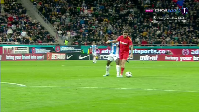 Tavi Popescu, iertat de un cartonaș roșu? A comis două faulturi în aceeași fază. Ce semn i-a făcut arbitrul_8
