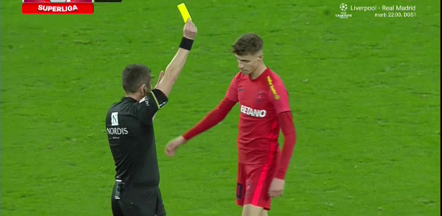 Tavi Popescu, iertat de un cartonaș roșu? A comis două faulturi în aceeași fază. Ce semn i-a făcut arbitrul_10