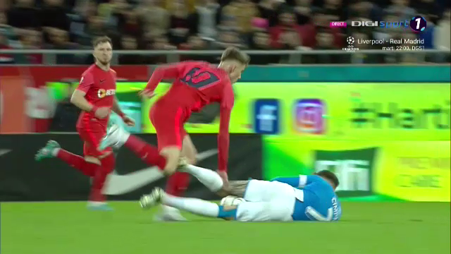 Tavi Popescu, iertat de un cartonaș roșu? A comis două faulturi în aceeași fază. Ce semn i-a făcut arbitrul_11