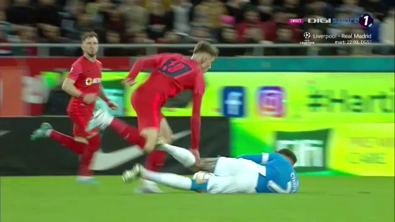 Tavi Popescu, iertat de un cartonaș roșu? A comis două faulturi în aceeași fază. Ce semn i-a făcut arbitrul_11