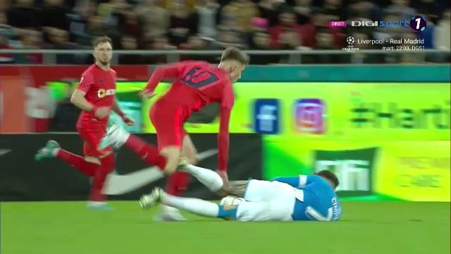 Tavi Popescu, iertat de un cartonaș roșu? A comis două faulturi în aceeași fază. Ce semn i-a făcut arbitrul_11