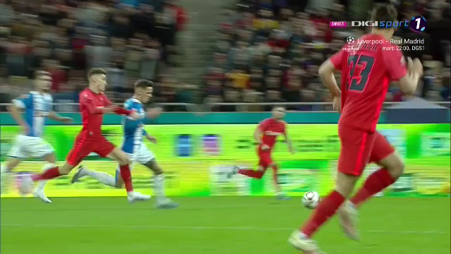 Tavi Popescu, iertat de un cartonaș roșu? A comis două faulturi în aceeași fază. Ce semn i-a făcut arbitrul_12