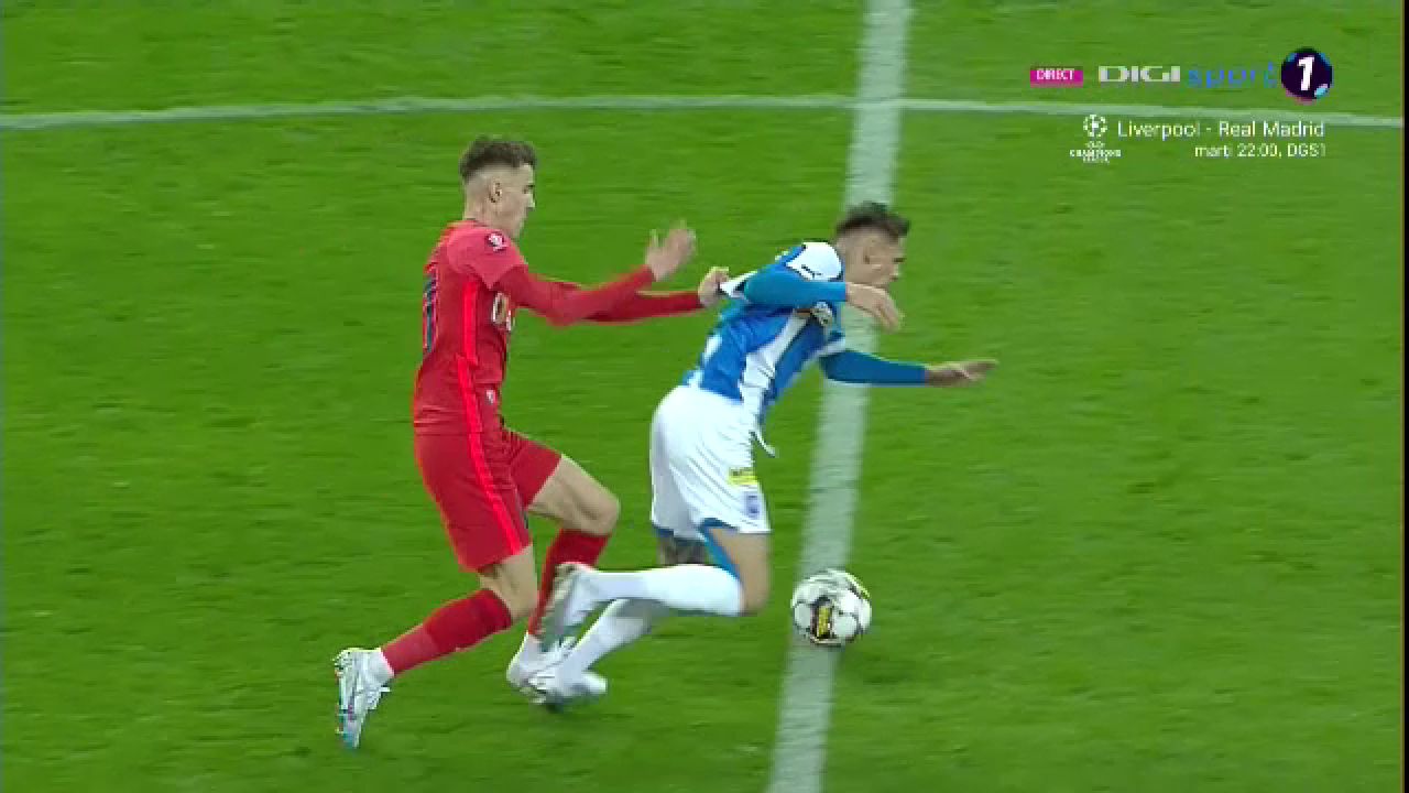 Tavi Popescu, iertat de un cartonaș roșu? A comis două faulturi în aceeași fază. Ce semn i-a făcut arbitrul_13