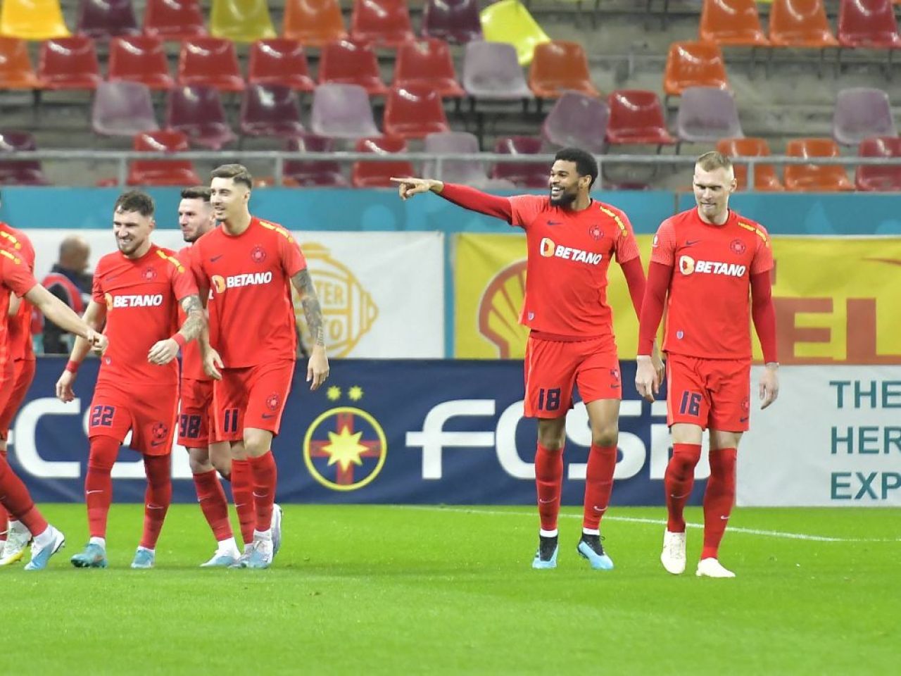 Pintilii nu s-a putut abține! Cum a fost surprins ”delegatul” de la FCSB, în timpul meciului cu Universitatea Craiova_6