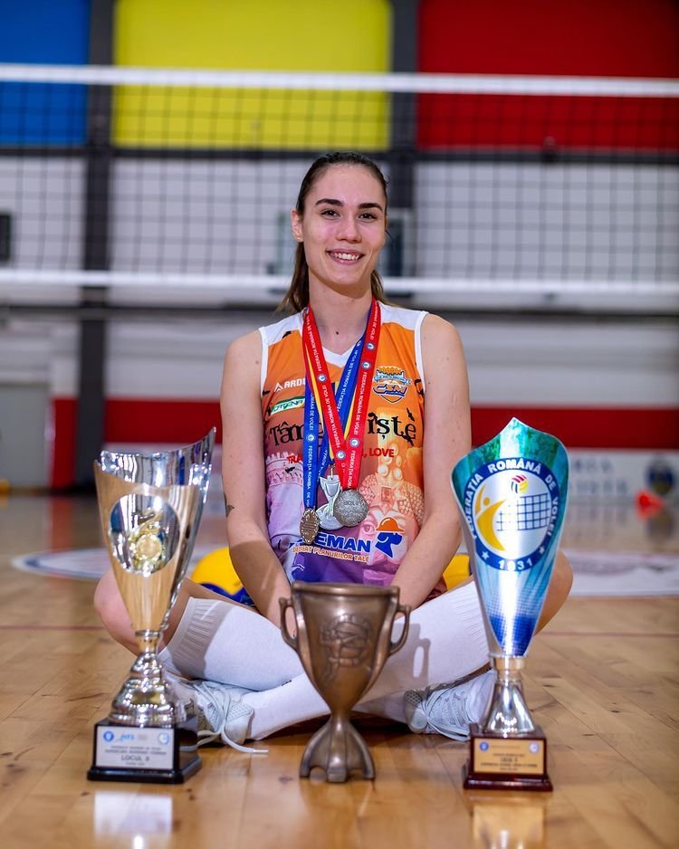 A fost la un pas de handbal, dar a ales voleiul! În 2022 a fost cea mai bună. „Rodax”, frumoasa care „plutește” deasupra fileului_8