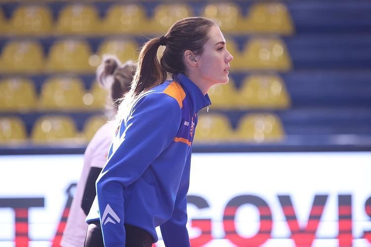 A fost la un pas de handbal, dar a ales voleiul! În 2022 a fost cea mai bună. „Rodax”, frumoasa care „plutește” deasupra fileului_12