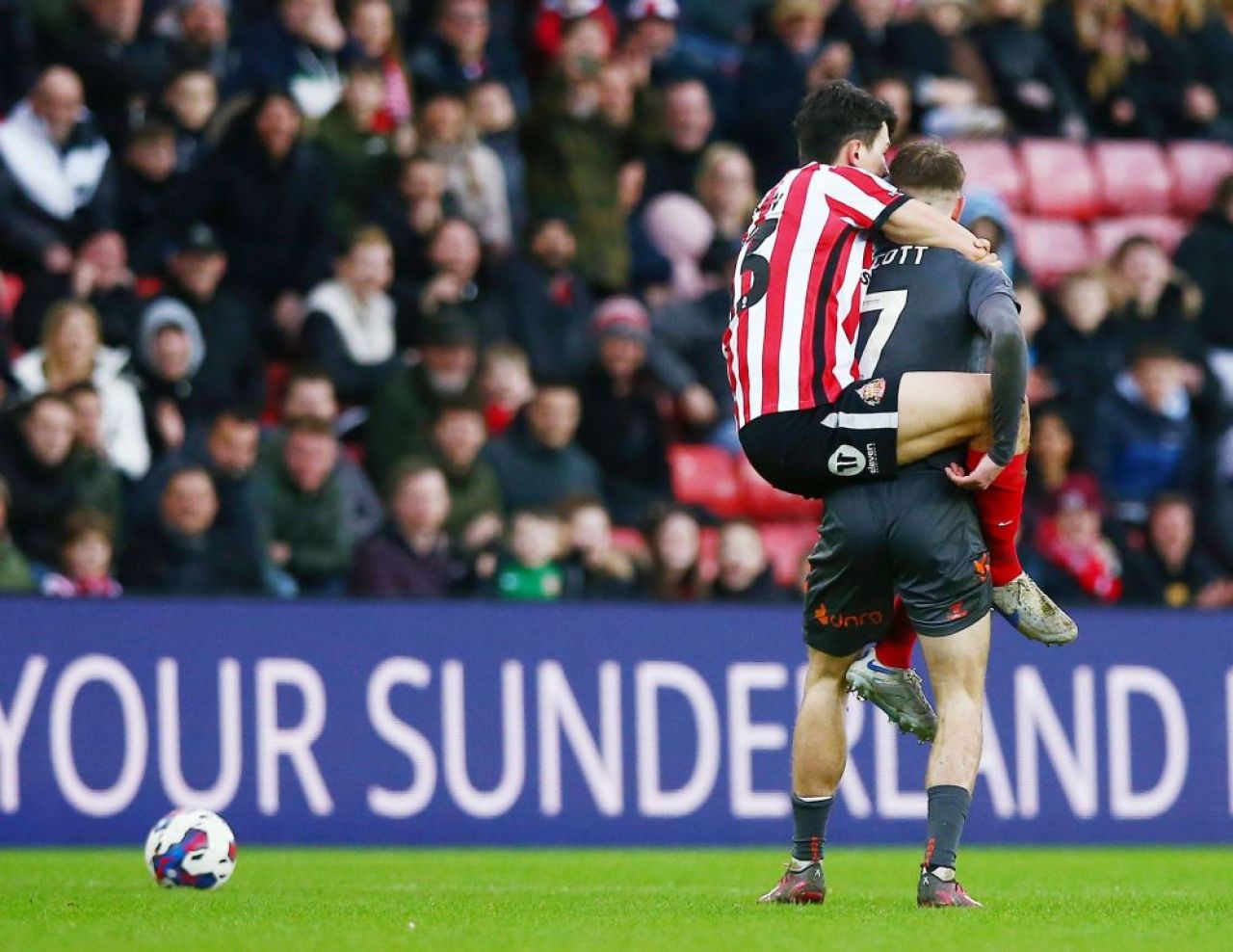 Faza anului vine din Anglia! Faultul incredibil al lui Luke O'Nien de la Sunderland: ”Sunt un idiot, așa că hai să ne distrăm”_3