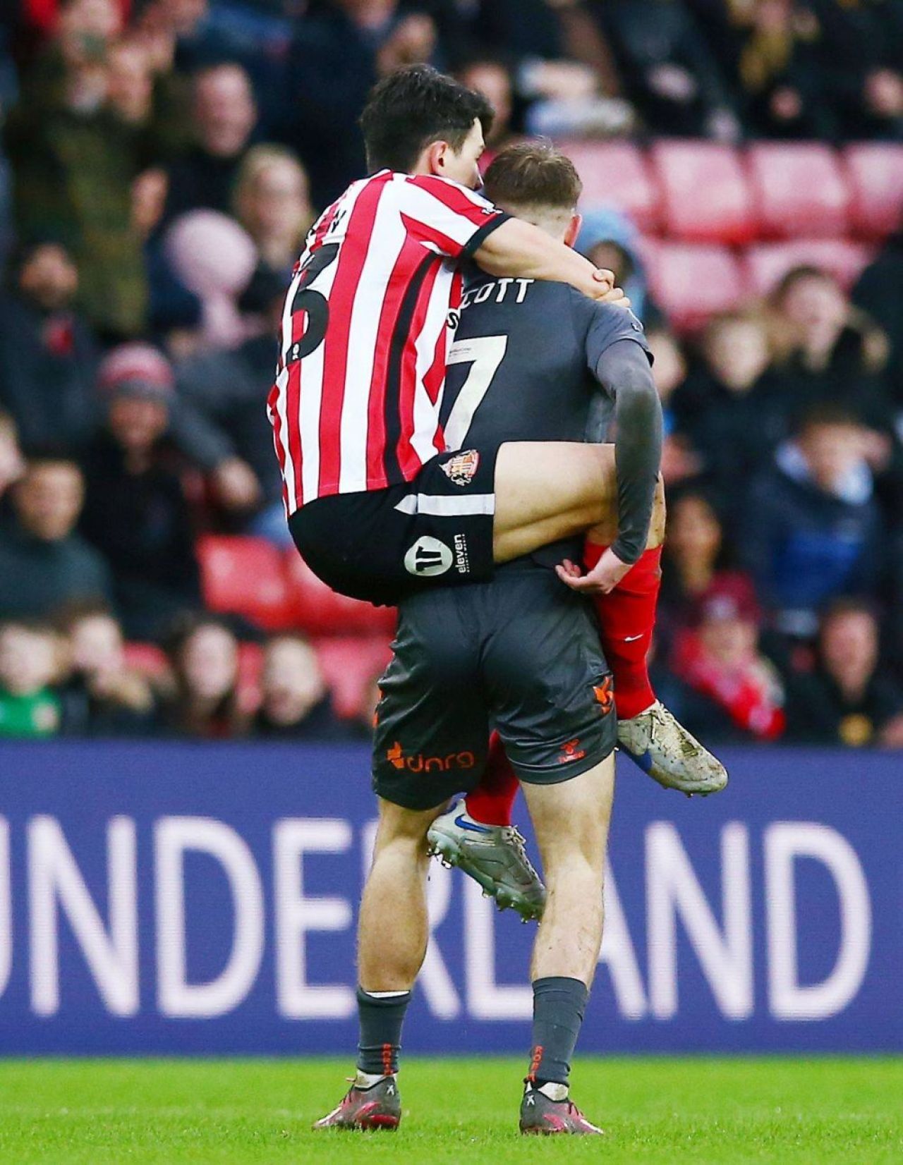 Faza anului vine din Anglia! Faultul incredibil al lui Luke O'Nien de la Sunderland: ”Sunt un idiot, așa că hai să ne distrăm”_4