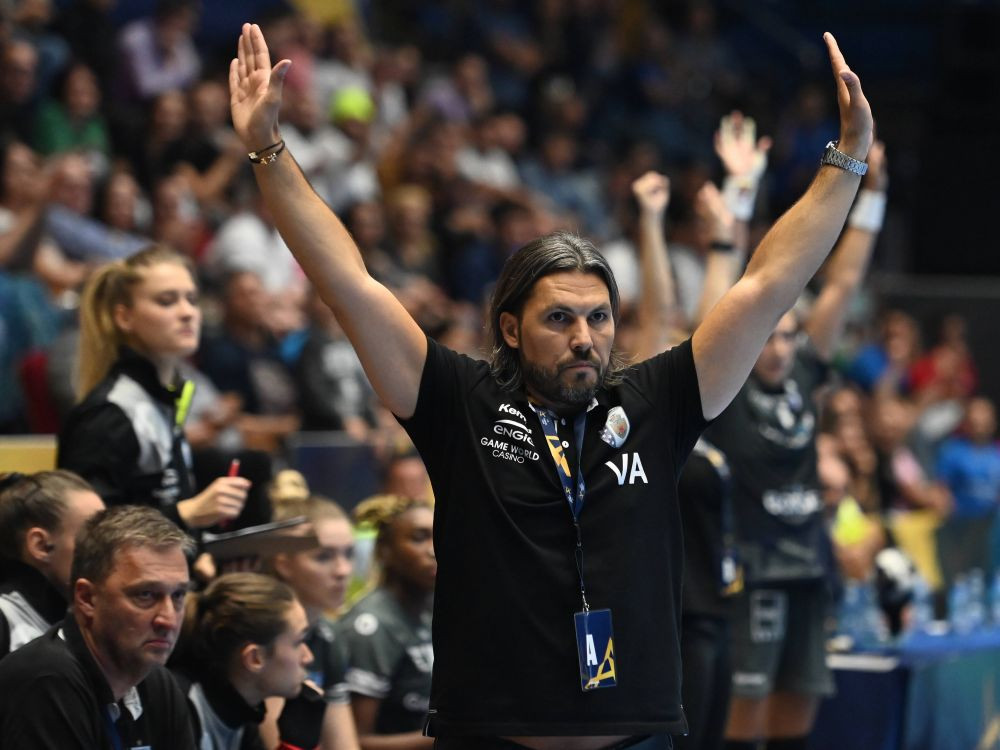 Să se ia de mine c&acirc;t vor . Adrian Vasile, tranșant după ce Cristina Neagu a fost &icirc;njurată de galeria Rapidului