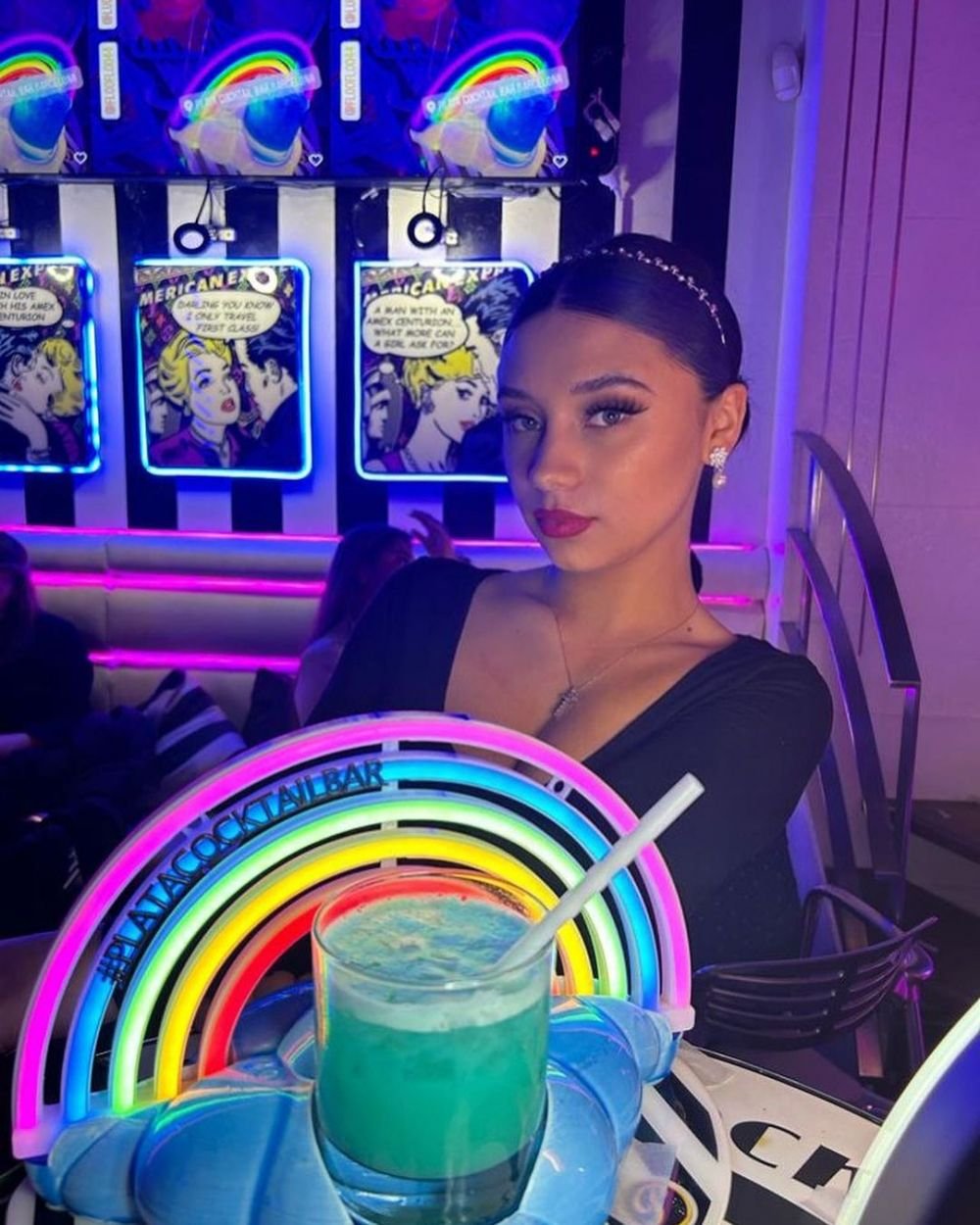 ”Nu sunt minoră, băieți!”. Cum s-a apărat modelul care i-a dat numărul de telefon lui Pedri de față cu iubitul ei_9