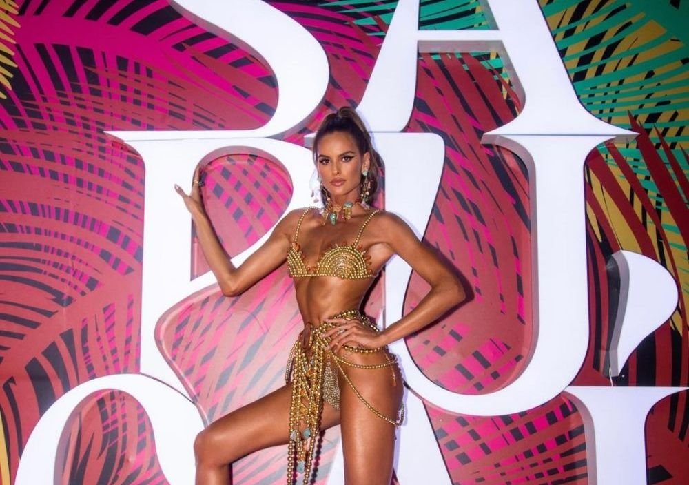 Indecent de sexy la 38 de ani! Cea mai hot parteneră de fotbalist a apărut aproape dezbrăcată la Carnavalul de la Rio! Imagini incendiare cu ținuta _11