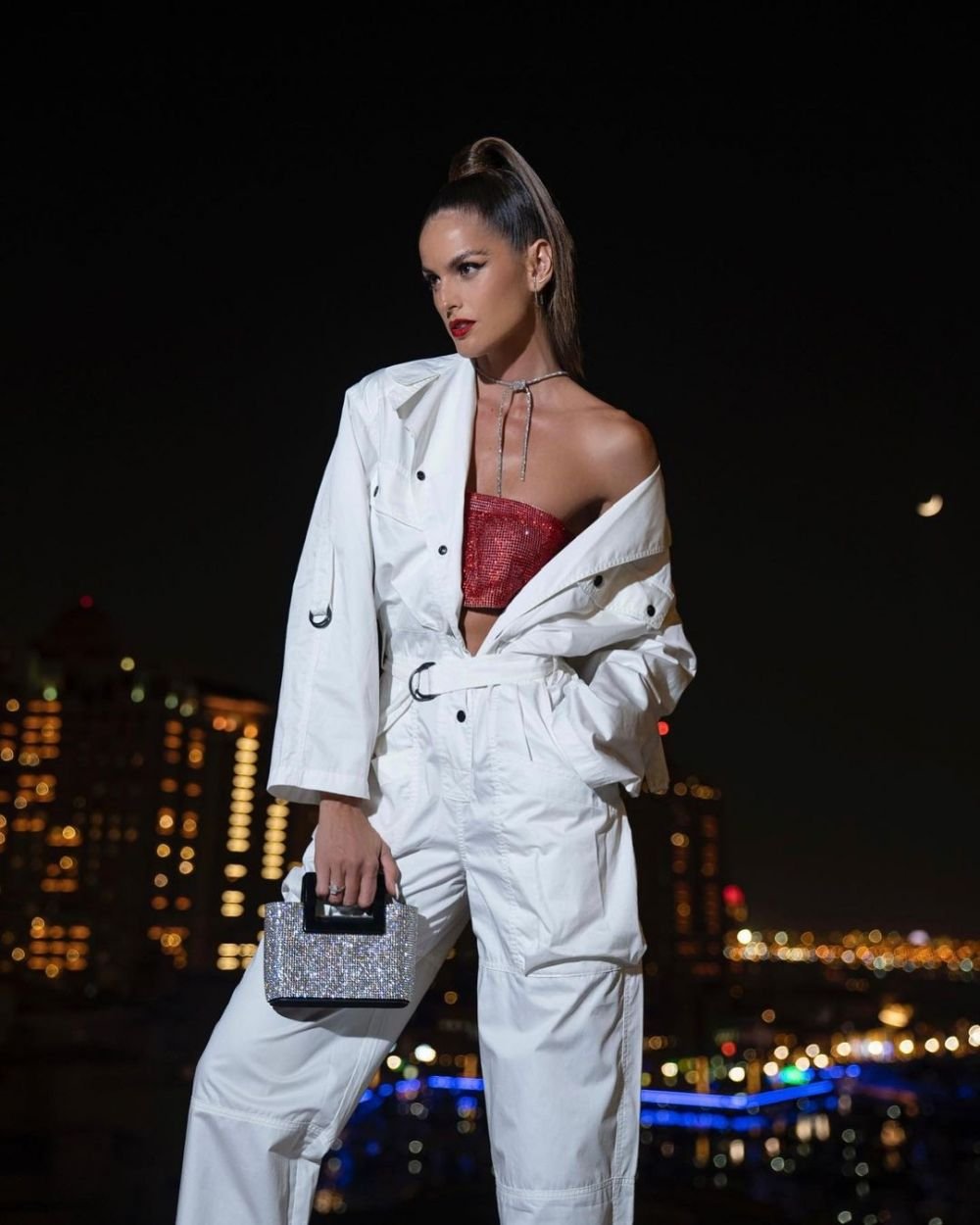 Indecent de sexy la 38 de ani! Cea mai hot parteneră de fotbalist a apărut aproape dezbrăcată la Carnavalul de la Rio! Imagini incendiare cu ținuta _68