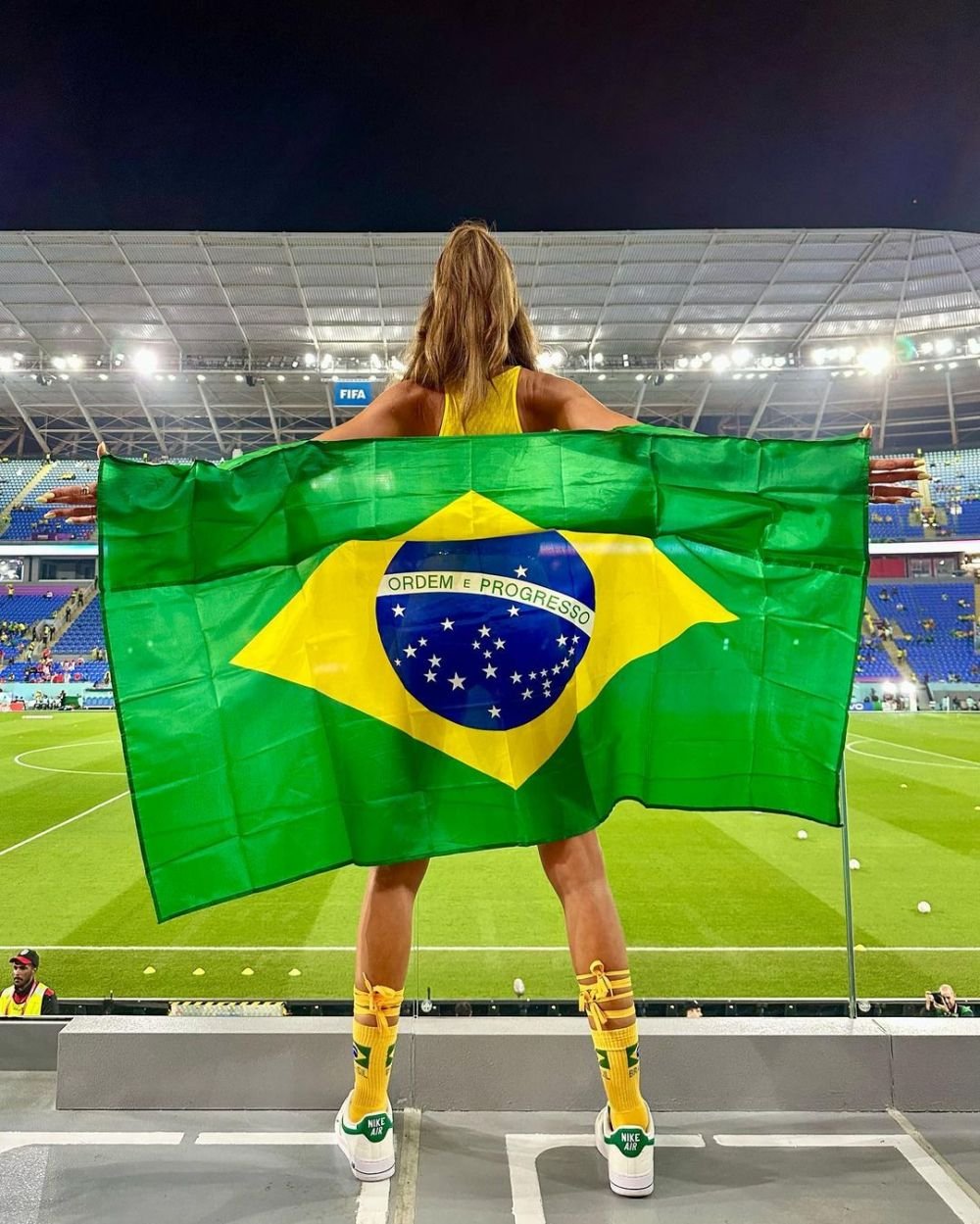 Indecent de sexy la 38 de ani! Cea mai hot parteneră de fotbalist a apărut aproape dezbrăcată la Carnavalul de la Rio! Imagini incendiare cu ținuta _73