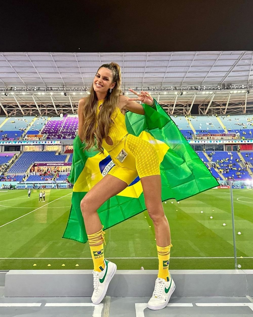 Indecent de sexy la 38 de ani! Cea mai hot parteneră de fotbalist a apărut aproape dezbrăcată la Carnavalul de la Rio! Imagini incendiare cu ținuta _76