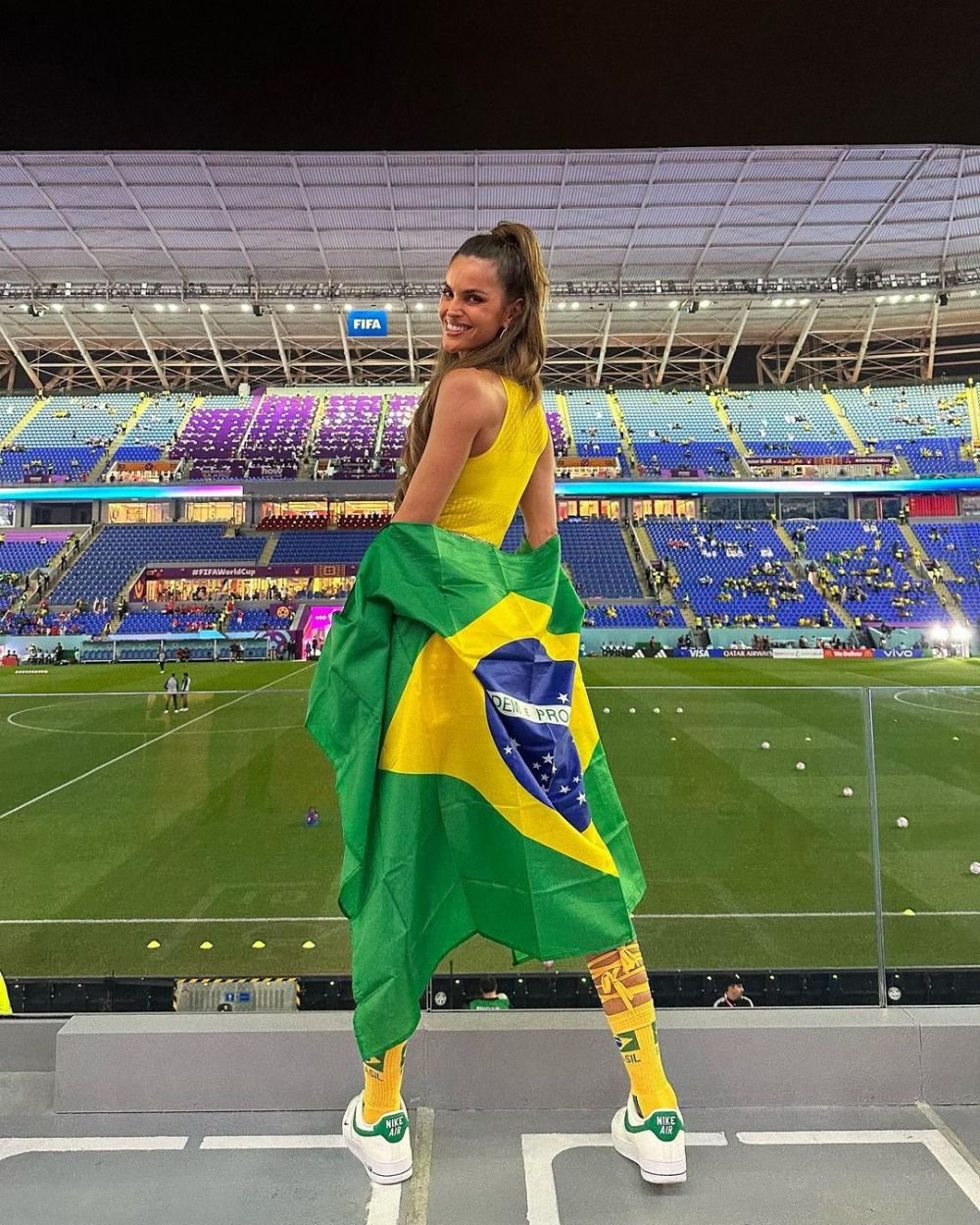 Indecent de sexy la 38 de ani! Cea mai hot parteneră de fotbalist a apărut aproape dezbrăcată la Carnavalul de la Rio! Imagini incendiare cu ținuta _77