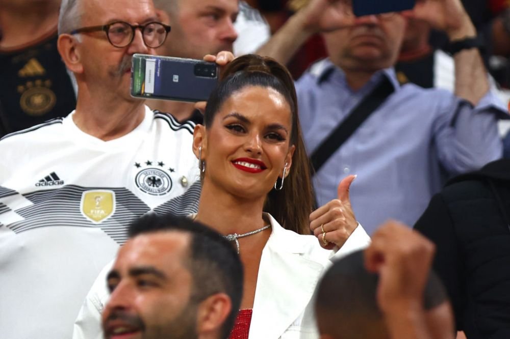 Indecent de sexy la 38 de ani! Cea mai hot parteneră de fotbalist a apărut aproape dezbrăcată la Carnavalul de la Rio! Imagini incendiare cu ținuta _78