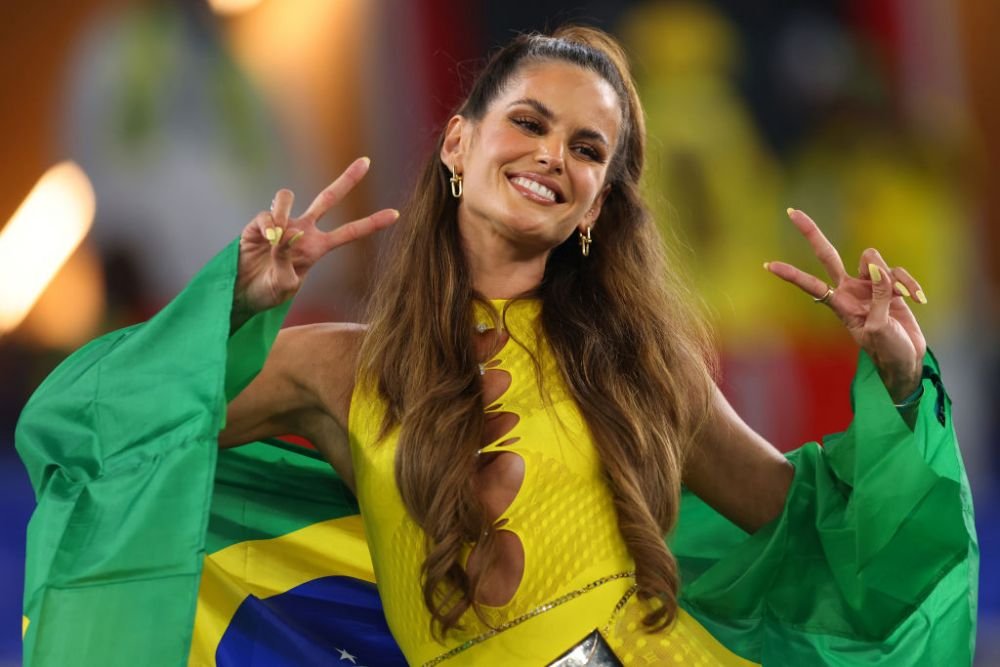 Indecent de sexy la 38 de ani! Cea mai hot parteneră de fotbalist a apărut aproape dezbrăcată la Carnavalul de la Rio! Imagini incendiare cu ținuta _79