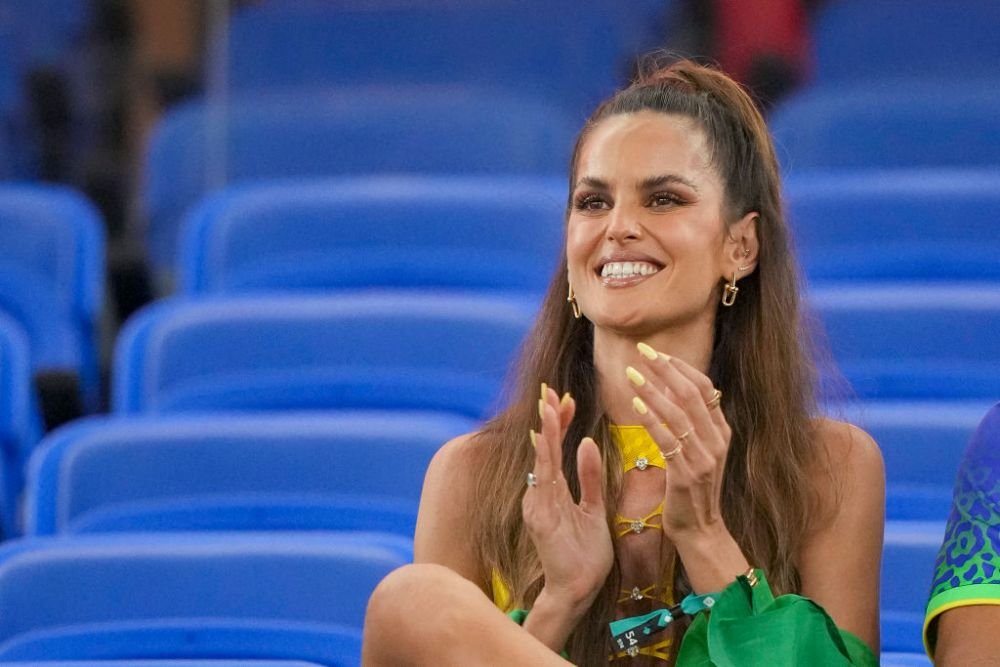 Indecent de sexy la 38 de ani! Cea mai hot parteneră de fotbalist a apărut aproape dezbrăcată la Carnavalul de la Rio! Imagini incendiare cu ținuta _83