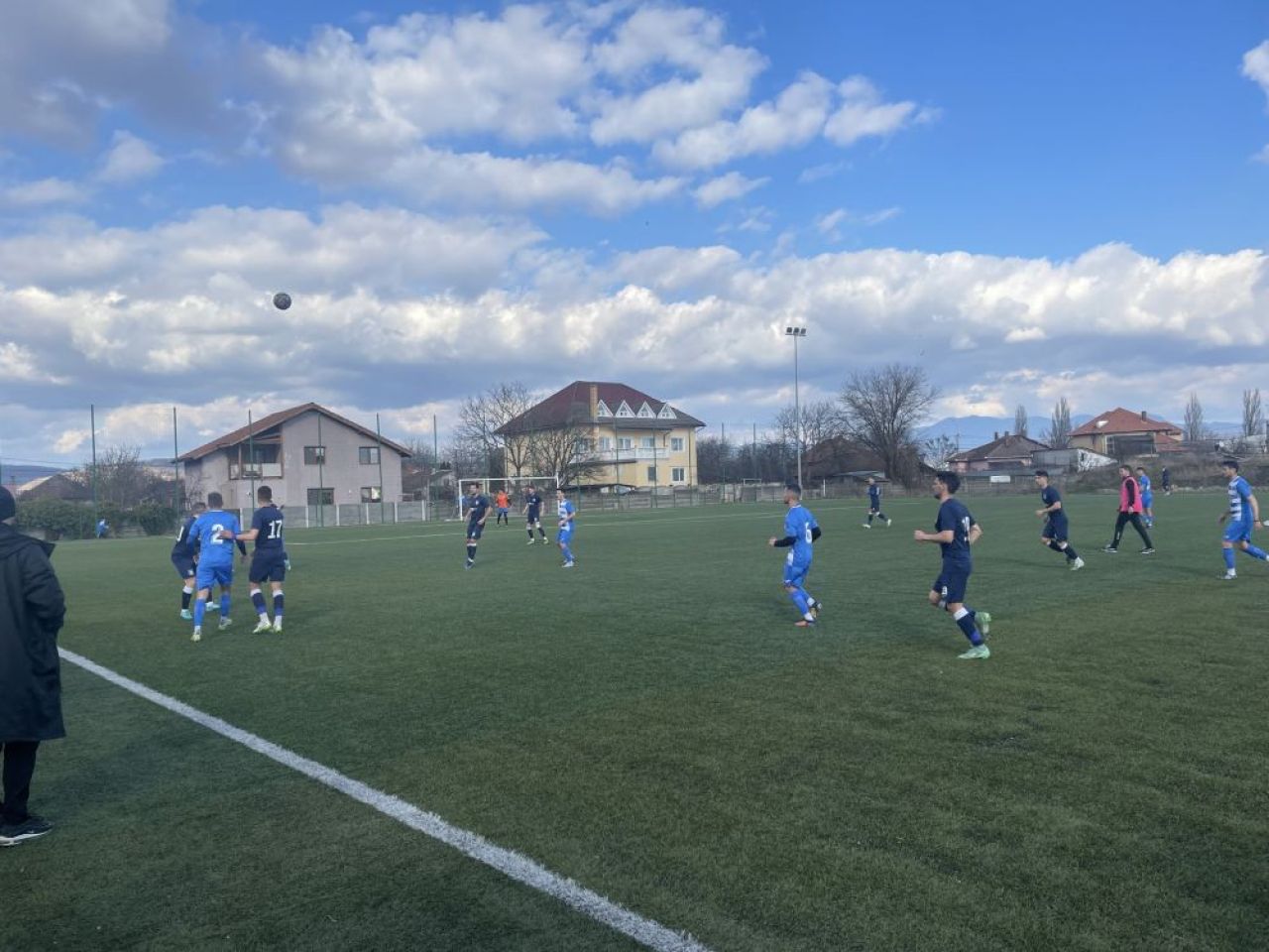 Ca la noi, la nimenea! Un meci de fotbal, arbitrat chiar de jucătorii gazdelor. „Centralul” avea treabă la 15:00 și a plecat_2