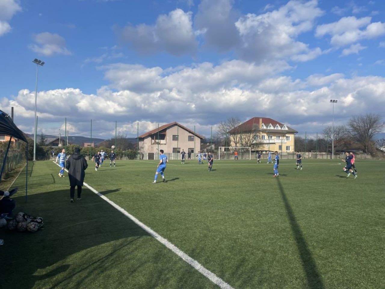 Ca la noi, la nimenea! Un meci de fotbal, arbitrat chiar de jucătorii gazdelor. „Centralul” avea treabă la 15:00 și a plecat_4