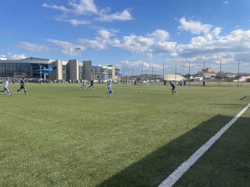Ca la noi, la nimenea! Un meci de fotbal, arbitrat chiar de jucătorii gazdelor. „Centralul” avea treabă la 15:00 și a plecat_5